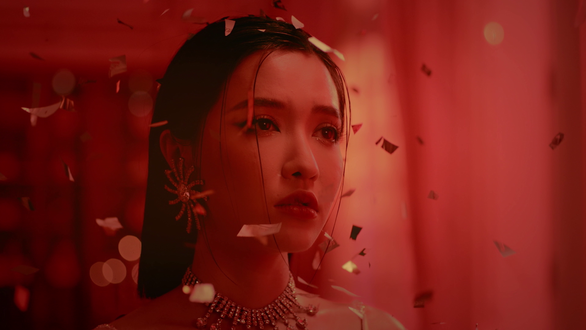 Bích Phương quyến rũ, ma mị hơn qua Một cú lừa và Em bỏ hút thuốc chưa? - Ảnh 7. Bích Phương quyến rũ, ma mị hơn qua Một cú lừa và Em bỏ hút thuốc chưa? - Ảnh 7.
