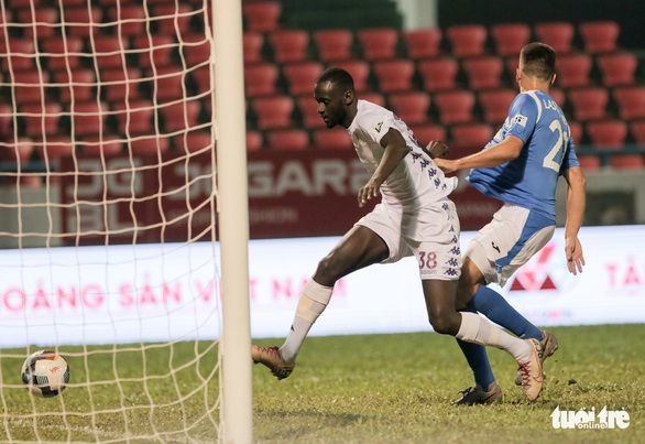 Ngoại binh rời Hà Nội FC về Quảng Nam, tái hiện thương vụ lạ kỳ Hoàng Vũ Samson - Ảnh 2. Ngoại binh rời Hà Nội FC về Quảng Nam, tái hiện thương vụ lạ kỳ Hoàng Vũ Samson - Ảnh 2.