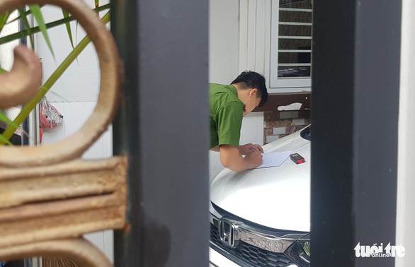 Nghi phạm giết người trong căn nhà 3 tầng ở Hóc Môn ra đầu thú - Ảnh 2. Nghi phạm giết người trong căn nhà 3 tầng ở Hóc Môn ra đầu thú - Ảnh 2.