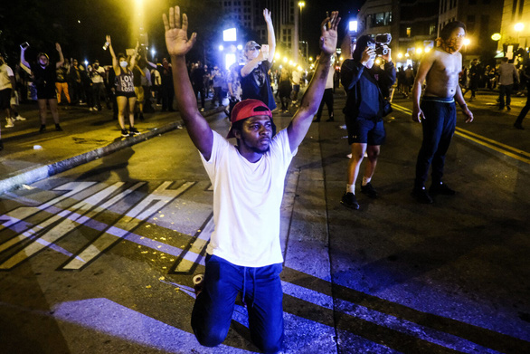 Bạo loạn nghiêm trọng nhất ở Mỹ kể từ sau vụ ám sát mục sư Martin Luther King - Ảnh 9.