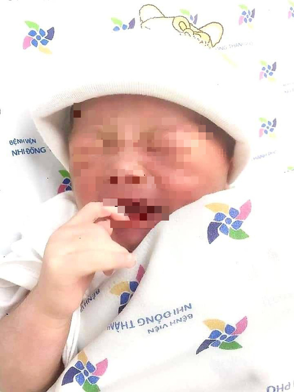 Lại một bé trai chưa cắt rốn bị bỏ rơi ở hố ga tại TP.HCM - Ảnh 1. Lại một bé trai chưa cắt rốn bị bỏ rơi ở hố ga tại TP.HCM - Ảnh 1.