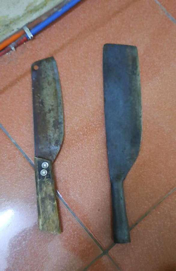 Khống chế kẻ ngáo đá cầm dao, ôm bát hương cố thủ trong nhà dân - Ảnh 2. Khống chế kẻ ngáo đá cầm dao, ôm bát hương cố thủ trong nhà dân - Ảnh 2.