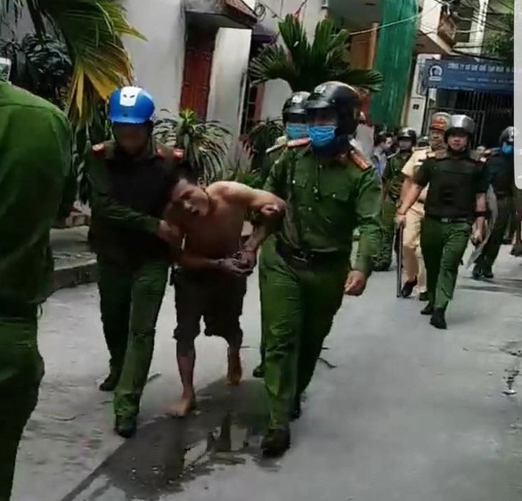 Khống chế kẻ ngáo đá cầm dao, ôm bát hương cố thủ trong nhà dân - Ảnh 1. Khống chế kẻ ngáo đá cầm dao, ôm bát hương cố thủ trong nhà dân - Ảnh 1.