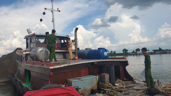 Bắt quả tang Công ty thủy sản Vĩnh Long khai thác cát trái phép trên sông Tiền - Ảnh 1. Bắt quả tang Công ty thủy sản Vĩnh Long khai thác cát trái phép trên sông Tiền - Ảnh 1.