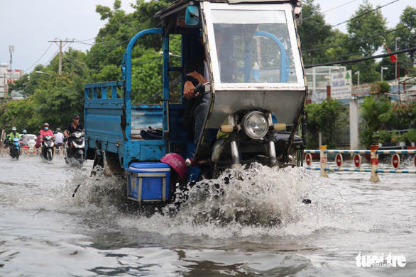 TP.HCM: Mưa như trút nước, người dân lại bì bõm lội - Ảnh 9. TP.HCM: Mưa như trút nước, người dân lại bì bõm lội - Ảnh 9.