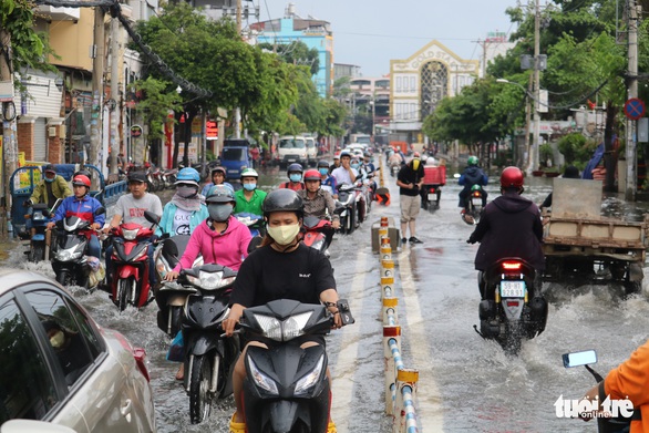 TP.HCM: Mưa như trút nước, người dân lại bì bõm lội - Ảnh 7. TP.HCM: Mưa như trút nước, người dân lại bì bõm lội - Ảnh 7.