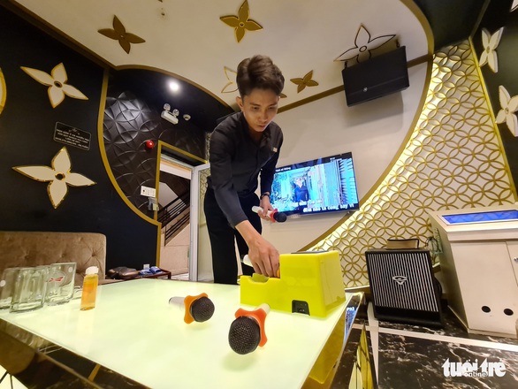 Karaoke nơi tưng bừng hoạt động lại, chỗ vẫn chờ hướng dẫn - Ảnh 2. Karaoke nơi tưng bừng hoạt động lại, chỗ vẫn chờ hướng dẫn - Ảnh 2.