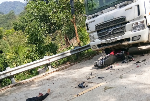 Xe máy đối đầu với xe tải trên quốc lộ 40B, 2 người chết - Ảnh 1. Xe máy đối đầu với xe tải trên quốc lộ 40B, 2 người chết - Ảnh 1.