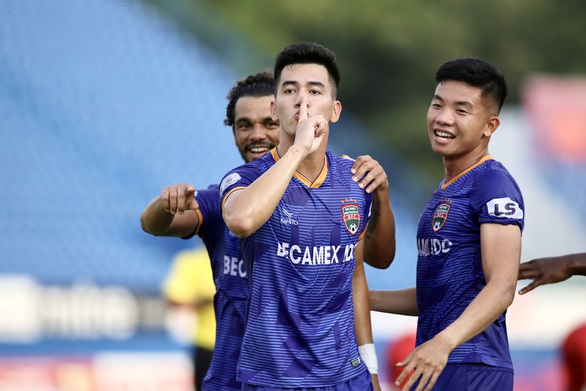 Khoảnh khắc Tiến Linh solo đẳng cấp rồi ghi bàn thắng đầu tiên tại V-League 2020 - Ảnh 2. Khoảnh khắc Tiến Linh solo đẳng cấp rồi ghi bàn thắng đầu tiên tại V-League 2020 - Ảnh 2.