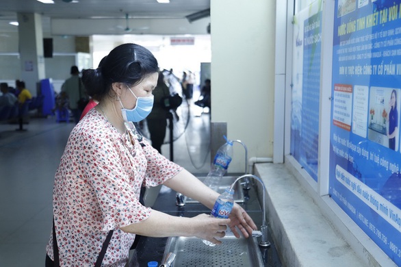 Nắng nóng như thiêu đốt, làm gì để trẻ em, người lớn không đổ bệnh? - Ảnh 1. Nắng nóng như thiêu đốt, làm gì để trẻ em, người lớn không đổ bệnh? - Ảnh 1.