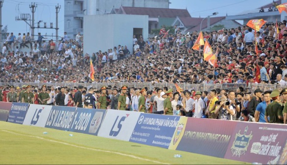 Khán giả tràn vào sân, trận Hà Tĩnh - Hà Nội bị gián đoạn gần 20 phút - Ảnh 7. Khán giả tràn vào sân, trận Hà Tĩnh - Hà Nội bị gián đoạn gần 20 phút - Ảnh 7.