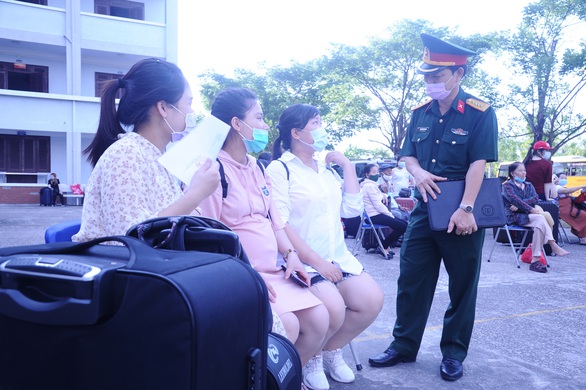 Hàng trăm bà bầu vui vẻ rời khu cách ly, đặt tên con là Quảng Nam để lưu dấu kỷ niệm - Ảnh 6. Hàng trăm bà bầu vui vẻ rời khu cách ly, đặt tên con là Quảng Nam để lưu dấu kỷ niệm - Ảnh 6.