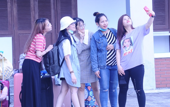 Hàng trăm bà bầu vui vẻ rời khu cách ly, đặt tên con là Quảng Nam để lưu dấu kỷ niệm - Ảnh 8. Hàng trăm bà bầu vui vẻ rời khu cách ly, đặt tên con là Quảng Nam để lưu dấu kỷ niệm - Ảnh 8.