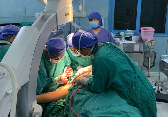Học sinh cuối cùng trong vụ cây phượng bật gốc ở Trường Bạch Đằng xuất viện - Ảnh 1. Học sinh cuối cùng trong vụ cây phượng bật gốc ở Trường Bạch Đằng xuất viện - Ảnh 1.