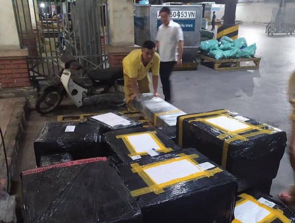 Phó thủ tướng yêu cầu làm rõ nguồn gốc lô hàng lậu nghỉ kho chuyên nghiệp ở Nội Bài - Ảnh 1. Phó thủ tướng yêu cầu làm rõ nguồn gốc lô hàng lậu nghỉ kho chuyên nghiệp ở Nội Bài - Ảnh 1.