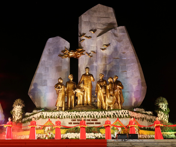 Quảng Bình khánh thành tượng đài Chủ tịch Hồ Chí Minh - Ảnh 1.