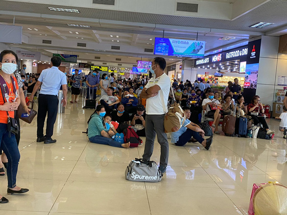 Hàng trăm chuyến bay bị ảnh hưởng do Tân Sơn Nhất đóng đường băng - Ảnh 4. Hàng trăm chuyến bay bị ảnh hưởng do Tân Sơn Nhất đóng đường băng - Ảnh 4.