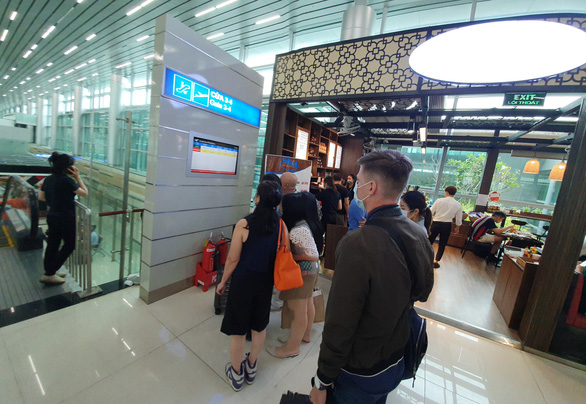 Hàng trăm chuyến bay bị ảnh hưởng do Tân Sơn Nhất đóng đường băng - Ảnh 8.