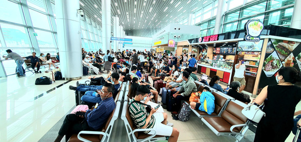 Hàng trăm chuyến bay bị ảnh hưởng do Tân Sơn Nhất đóng đường băng - Ảnh 1.