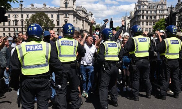 Hơn 100 người biểu tình ủng hộ phân biệt chủng tộc tại Anh bị bắt - Ảnh 1.