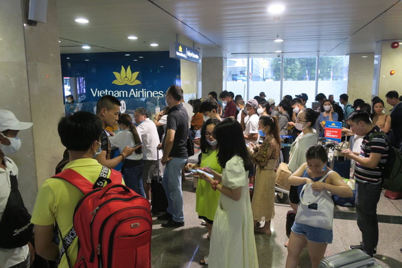 Hàng trăm chuyến bay bị ảnh hưởng do Tân Sơn Nhất đóng đường băng - Ảnh 7.