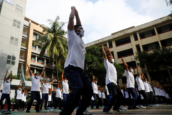 Cảnh sát Bangladesh tập yoga để chống dịch COVID-19 - Ảnh 5.