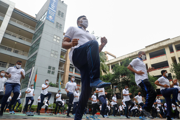 Cảnh sát Bangladesh tập yoga để chống dịch COVID-19 - Ảnh 6.