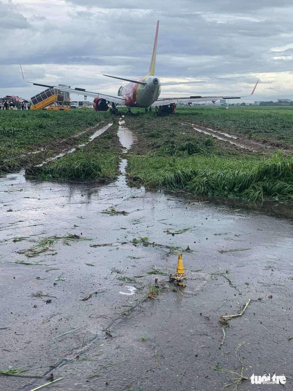 Máy bay Vietjet hạ cánh lệch đường băng Tân Sơn Nhất - Ảnh 3.