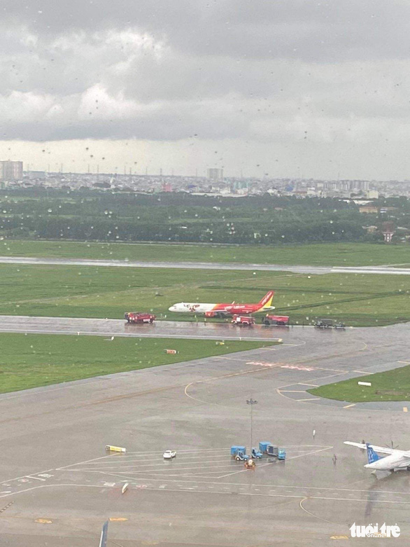 Máy bay Vietjet hạ cánh lệch đường băng Tân Sơn Nhất - Ảnh 2.