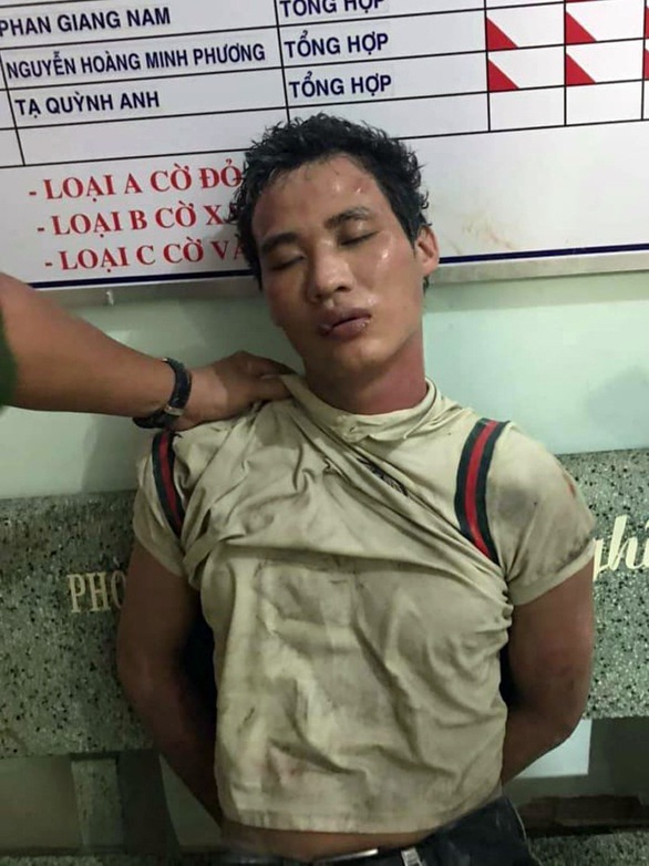 Giải cứu 2 mẹ con bị thanh niên nghi ‘ngáo đá’ cầm dao, kéo khống chế - Ảnh 1. Giải cứu 2 mẹ con bị thanh niên nghi ‘ngáo đá’ cầm dao, kéo khống chế - Ảnh 1.