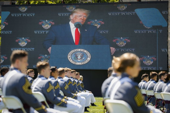 Ông Trump kêu gọi đoàn kết quốc gia, cố làm hòa với quân đội - Ảnh 1. Ông Trump kêu gọi đoàn kết quốc gia, cố làm hòa với quân đội - Ảnh 1.
