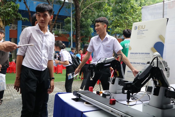 Học sinh thích thú lái xe năng lượng mặt trời, xem in 3D... khi đi nghe tư vấn tuyển sinh - Ảnh 4. Học sinh thích thú lái xe năng lượng mặt trời, xem in 3D... khi đi nghe tư vấn tuyển sinh - Ảnh 4.
