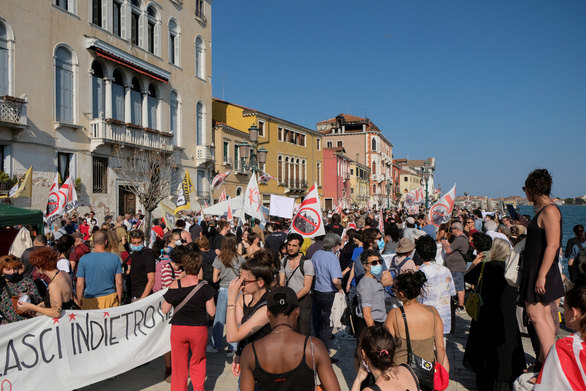 Venice mới mở lại, dân biểu tình chống du lịch đám đông - Ảnh 7.
