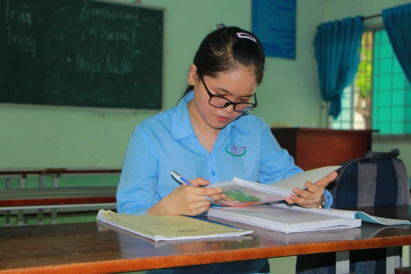 Sau nỗi đau mất mẹ cha, lần từng bước vào con đường đại học - Ảnh 3. Sau nỗi đau mất mẹ cha, lần từng bước vào con đường đại học - Ảnh 3.