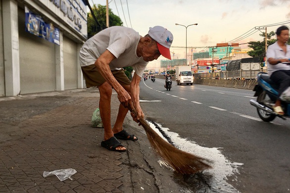Cụ ông 88 tuổi quét rác làm sạch khu phố - Ảnh 1. Cụ ông 88 tuổi quét rác làm sạch khu phố - Ảnh 1.