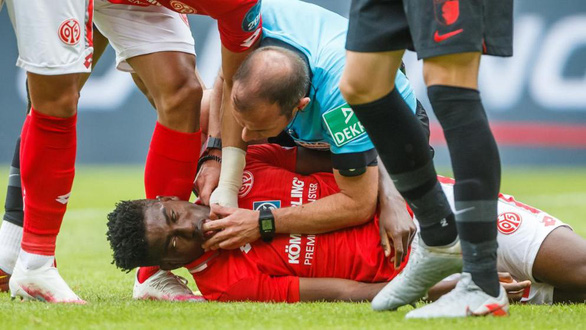 Trọng tài Marco Fritz trở thành người hùng ở Bundesliga vì cứu mạng cầu thủ - Ảnh 1. Trọng tài Marco Fritz trở thành người hùng ở Bundesliga vì cứu mạng cầu thủ - Ảnh 1.
