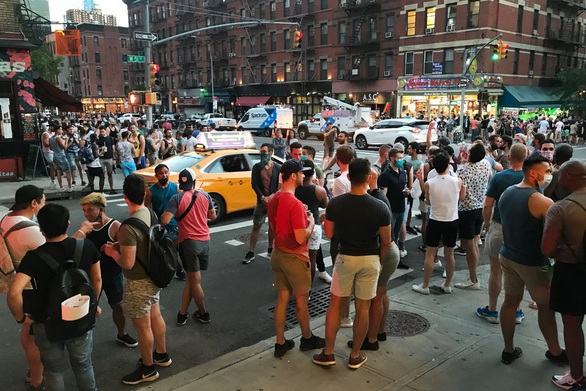 Dân New York chống giãn cách xã hội, chính quyền dọa chậm mở cửa - Ảnh 1. Dân New York chống giãn cách xã hội, chính quyền dọa chậm mở cửa - Ảnh 1.