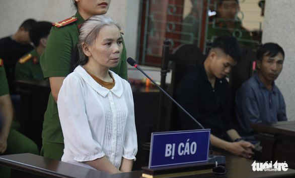 Phúc thẩm vụ nữ sinh giao gà, nữ bị cáo tóc bỗng bạc trắng sau vài tháng - Ảnh 2. Phúc thẩm vụ nữ sinh giao gà, nữ bị cáo tóc bỗng bạc trắng sau vài tháng - Ảnh 2.
