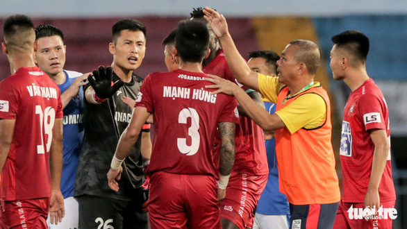 HLV Hải Phòng chạy vào sân ngăn xô xát, vỗ đầu học trò yêu cầu giữ bình tĩnh - Ảnh 3. HLV Hải Phòng chạy vào sân ngăn xô xát, vỗ đầu học trò yêu cầu giữ bình tĩnh - Ảnh 3.