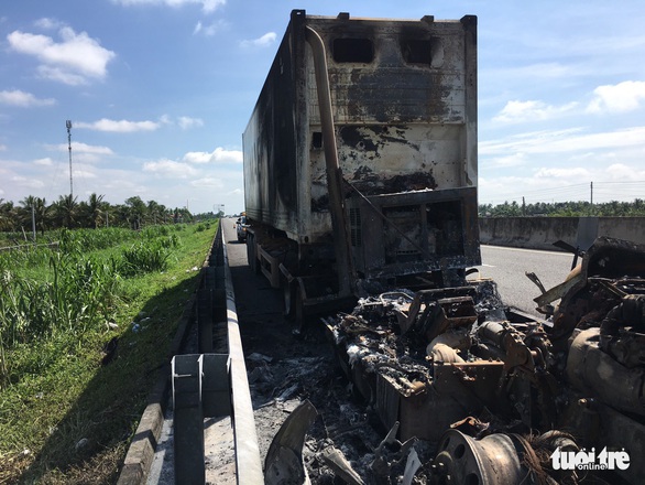Xe container cháy rụi trên cao tốc TP.HCM - Trung Lương - Ảnh 3. Xe container cháy rụi trên cao tốc TP.HCM - Trung Lương - Ảnh 3.