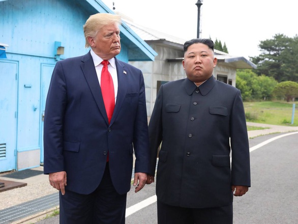 Ông Trump gia hạn thêm 1 năm các biện pháp trừng phạt Triều Tiên - Ảnh 1. Ông Trump gia hạn thêm 1 năm các biện pháp trừng phạt Triều Tiên - Ảnh 1.