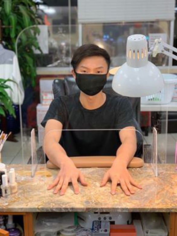 Các tiệm nail Việt háo hức mở lại - Ảnh 1. Các tiệm nail Việt háo hức mở lại - Ảnh 1.