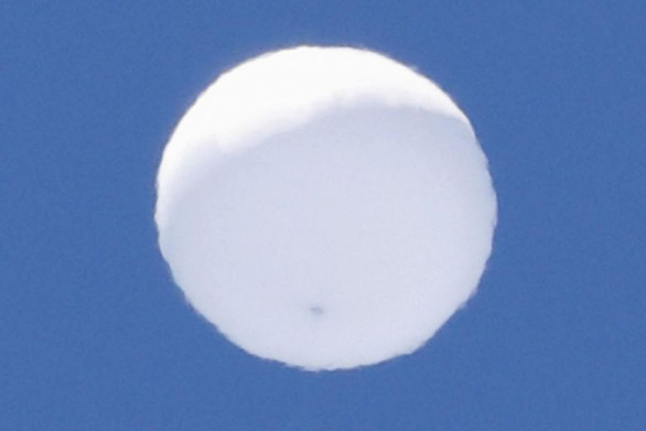 Quả bóng trắng bí ẩn trên bầu trời Nhật Bản khiến chính quyền, chuyên gia bối rối - Ảnh 2.