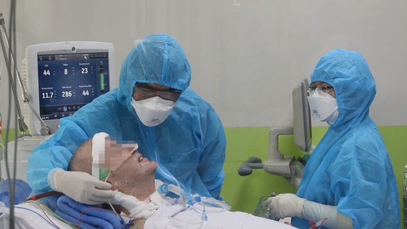 Đôi mắt bệnh nhân phi công người Anh đã mở to cùng nụ cười rất tươi - Ảnh 1. Đôi mắt bệnh nhân phi công người Anh đã mở to cùng nụ cười rất tươi - Ảnh 1.