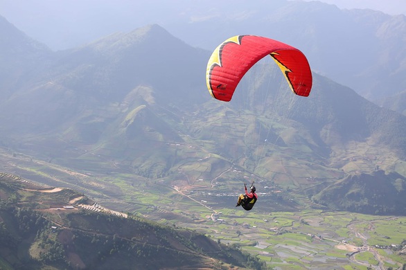 Phi công Nga rơi dù ở đèo Khau Phạ sau vài giây cất cánh - Ảnh 1. Phi công Nga rơi dù ở đèo Khau Phạ sau vài giây cất cánh - Ảnh 1.