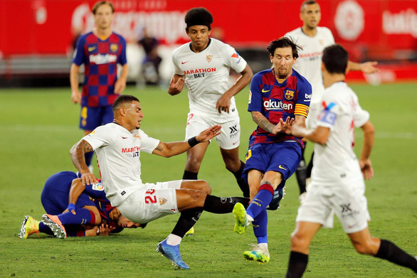 Barca bị Sevilla cầm hòa, Messi suýt đánh nhau trên sân - Ảnh 3. Barca bị Sevilla cầm hòa, Messi suýt đánh nhau trên sân - Ảnh 3.