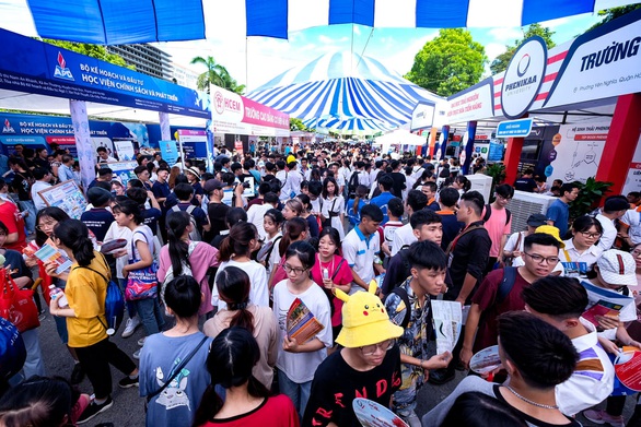 Trường ĐH đem hàng hot tới ngày hội tư vấn tuyển sinh - Ảnh 15. Trường ĐH đem hàng hot tới ngày hội tư vấn tuyển sinh - Ảnh 15.
