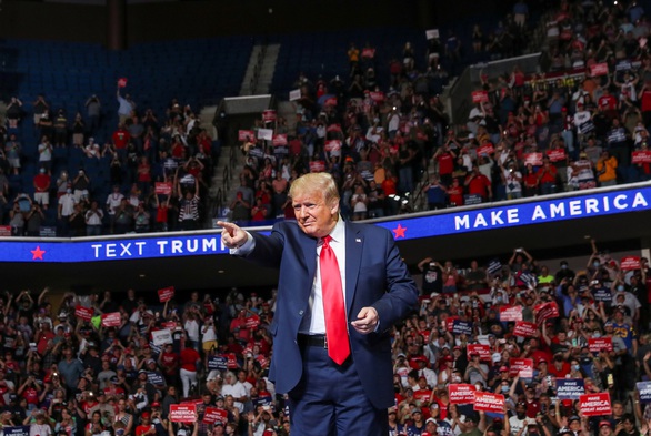 6 thành viên trong tổ chức vận động tranh cử cho ông Trump ở Tulsa dương tính COVID-19 - Ảnh 1. 6 thành viên trong tổ chức vận động tranh cử cho ông Trump ở Tulsa dương tính COVID-19 - Ảnh 1.
