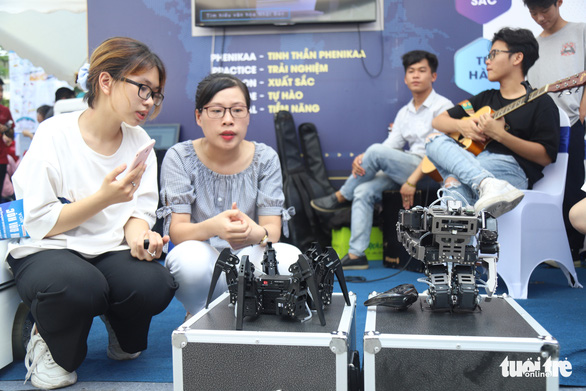 Robot thông minh, thầy đồ cùng dự Ngày hội tư vấn tuyển sinh 2020 - Ảnh 4.