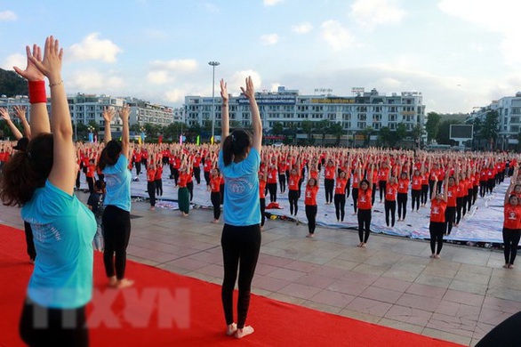 3.000 người đồng diễn Ngày quốc tế yoga lần thứ 6 - Ảnh 5. 3.000 người đồng diễn Ngày quốc tế yoga lần thứ 6 - Ảnh 5.